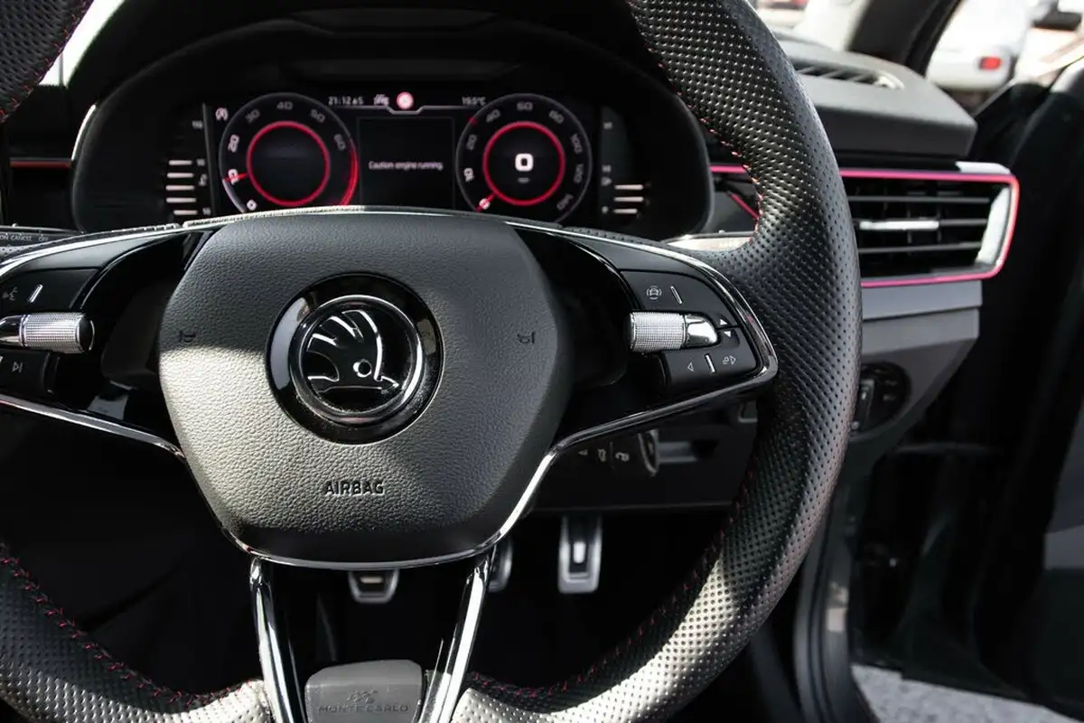 2021-skoda-kamiq-10-tsi-monte-carlo-109ps-big-19
