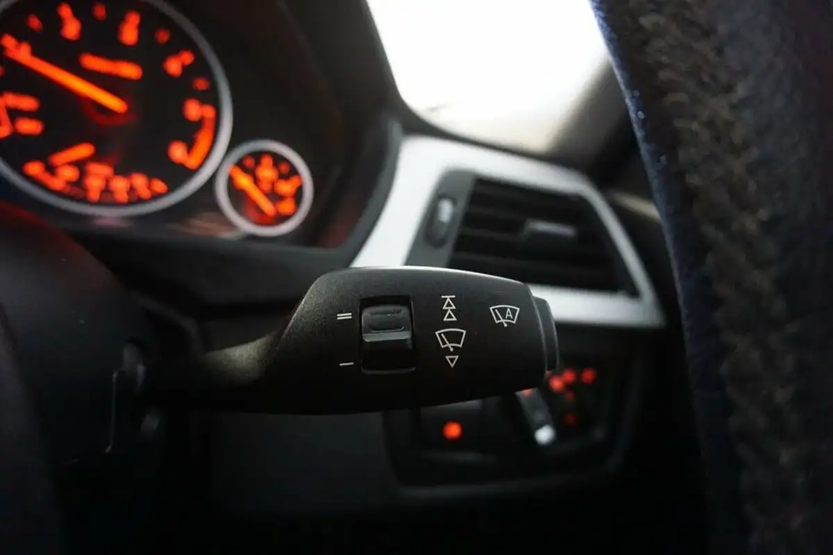 2013-bmw-3-series-20td-320d-se-184bhp-ss-saloon-4d-auto-big-30