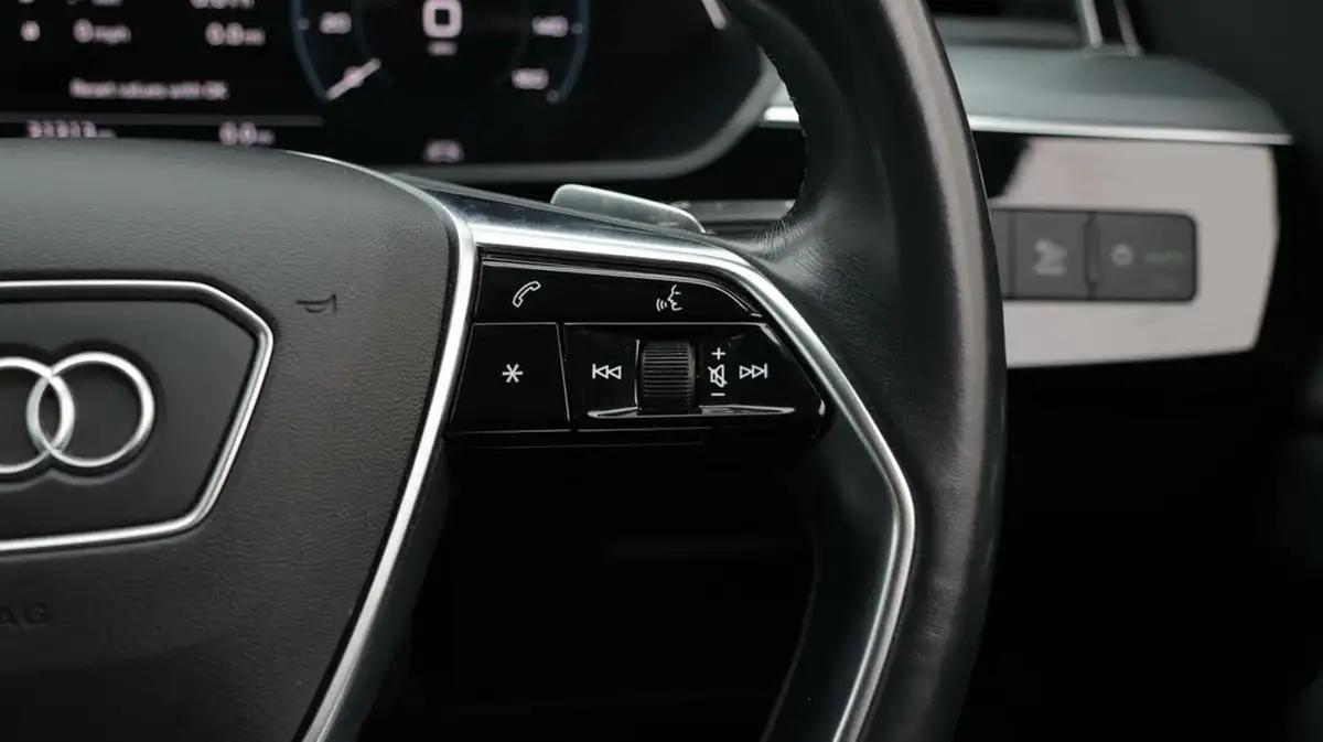2021-audi-e-tron-50e-technik-station-wagon-big-25
