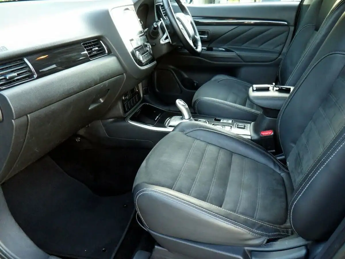 2017-mitsubishi-outlander-20-juro-phev-big-10