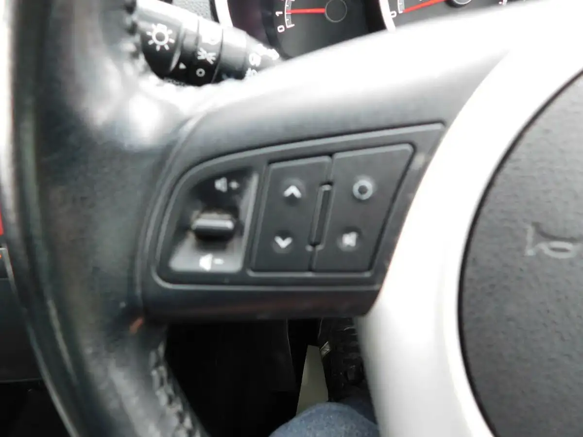 2014-kia-venga-16-3-sat-nav-isg-big-26