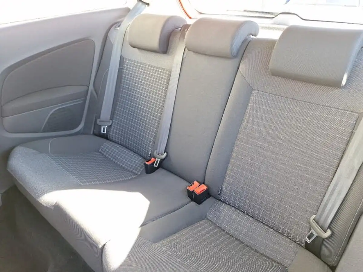 2015-volkswagen-polo-10-se-60ps-3d-big-5
