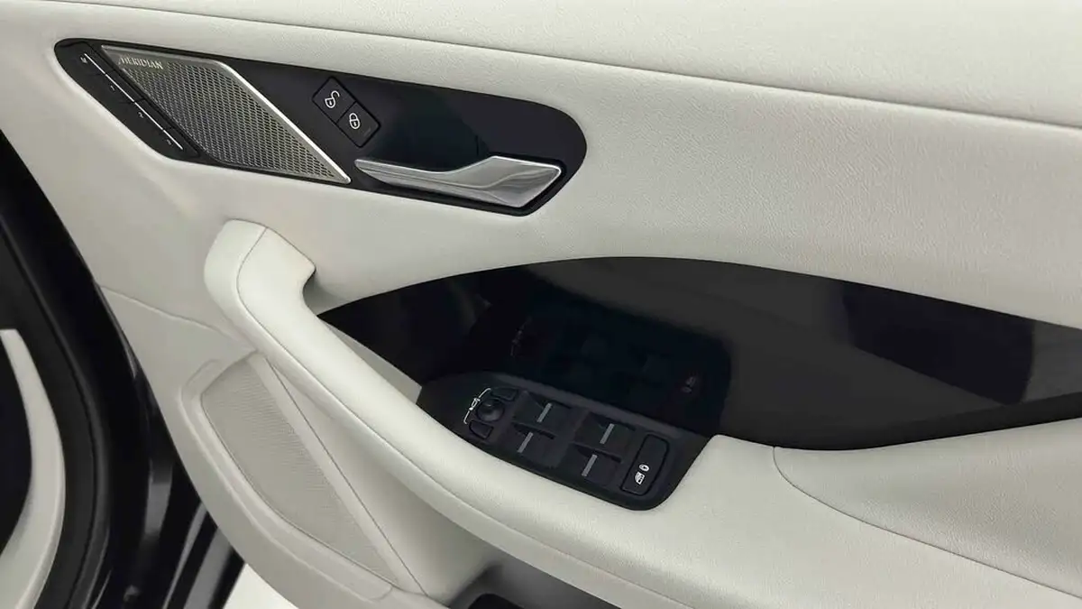 2019-jaguar-i-pace-ev400-se-big-30