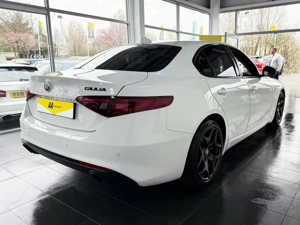 2020-alfa-romeo-giulia-20-nero-edizione-big-9