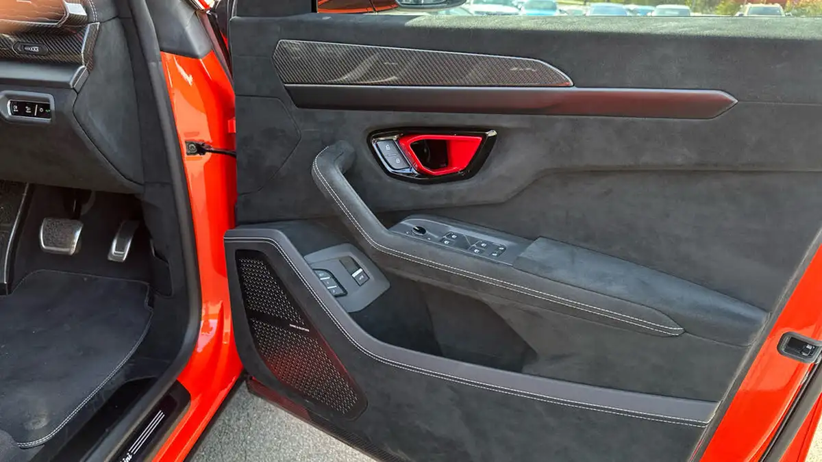 2024-lamborghini-urus-40-no-trim-big-13