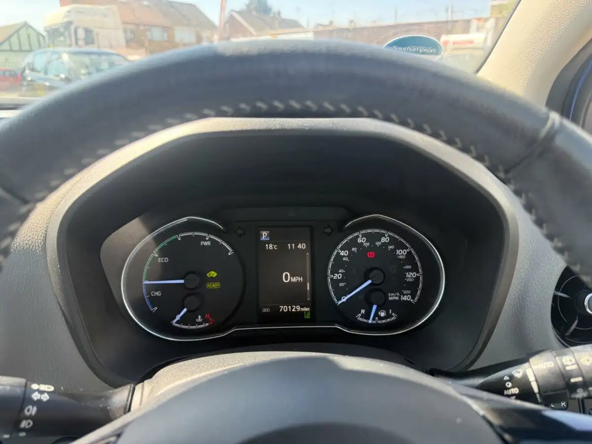 2017-toyota-yaris-15-vvt-i-icon-navi-hybrid-big-33