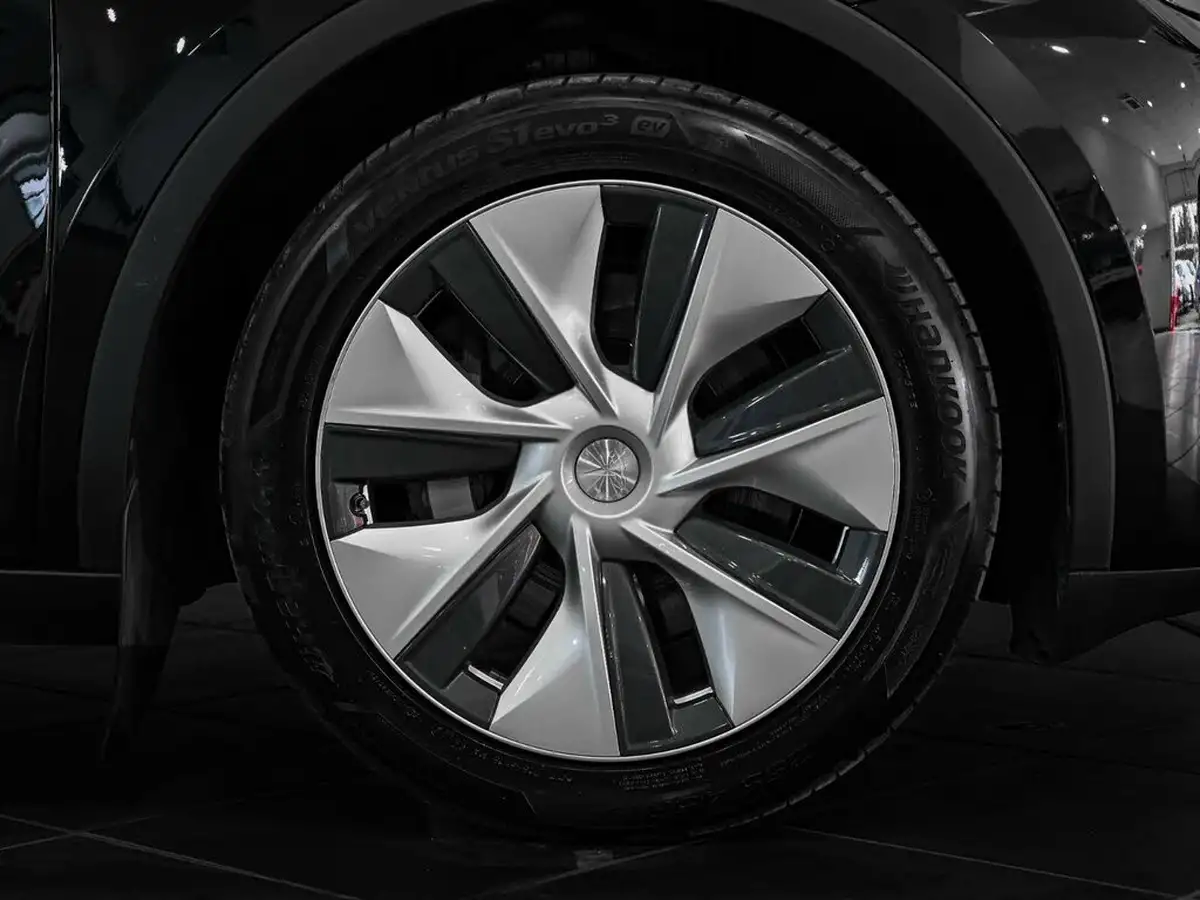 2022-tesla-model-y-e-long-range-big-10