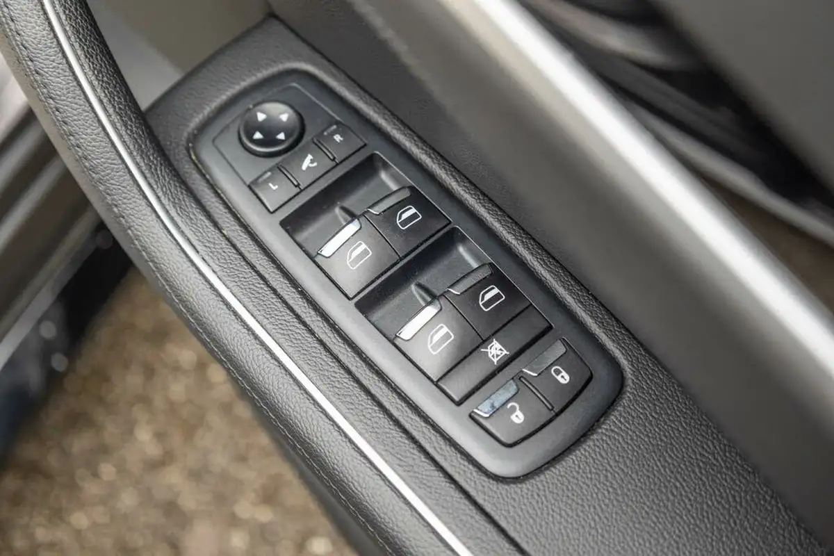 2021-maserati-levante-30-gransport-big-51