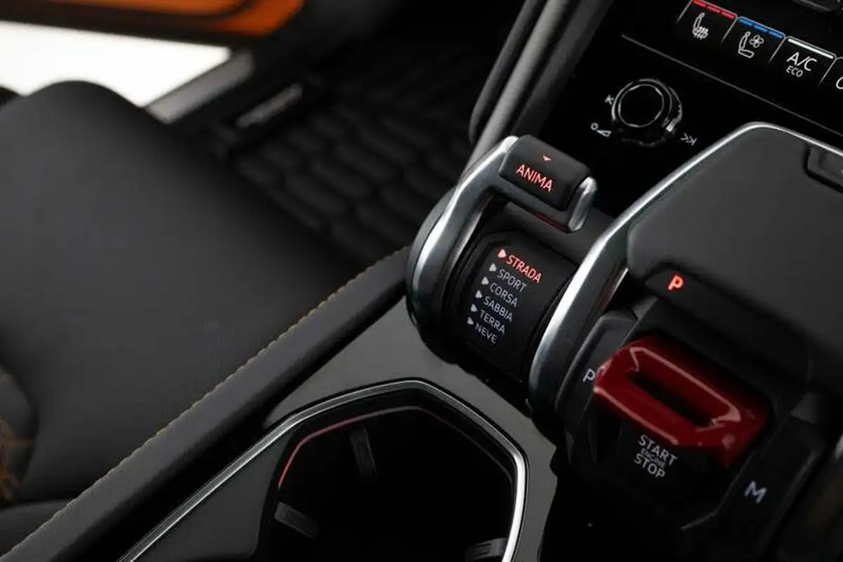 2024-lamborghini-urus-40-no-trim-big-11
