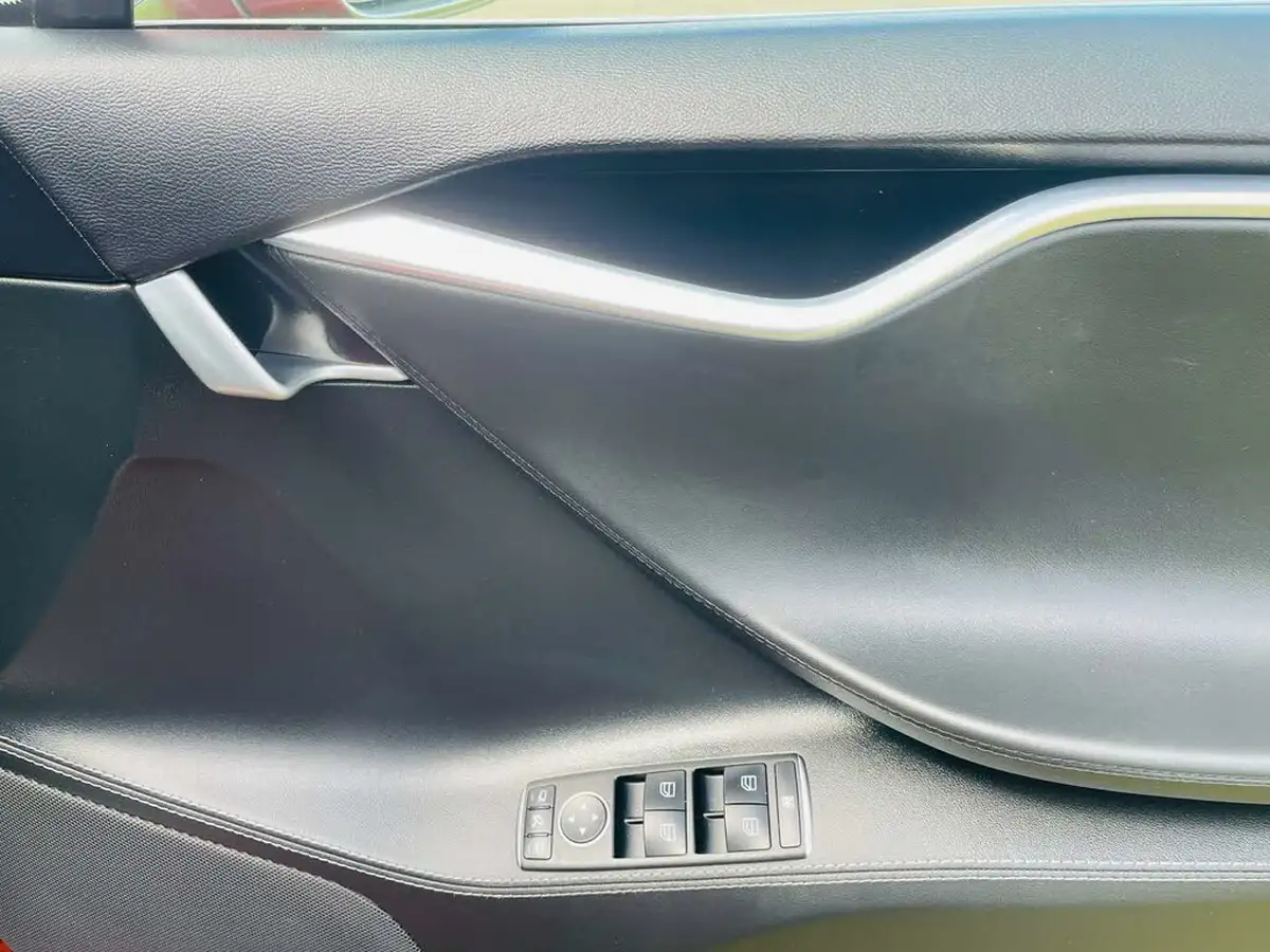 2015-tesla-model-s-e-p85d-nav-big-14