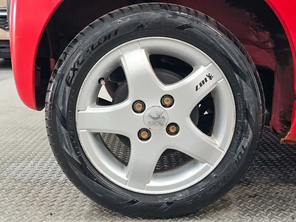 2012-peugeot-107-10-sportium-5d-big-8