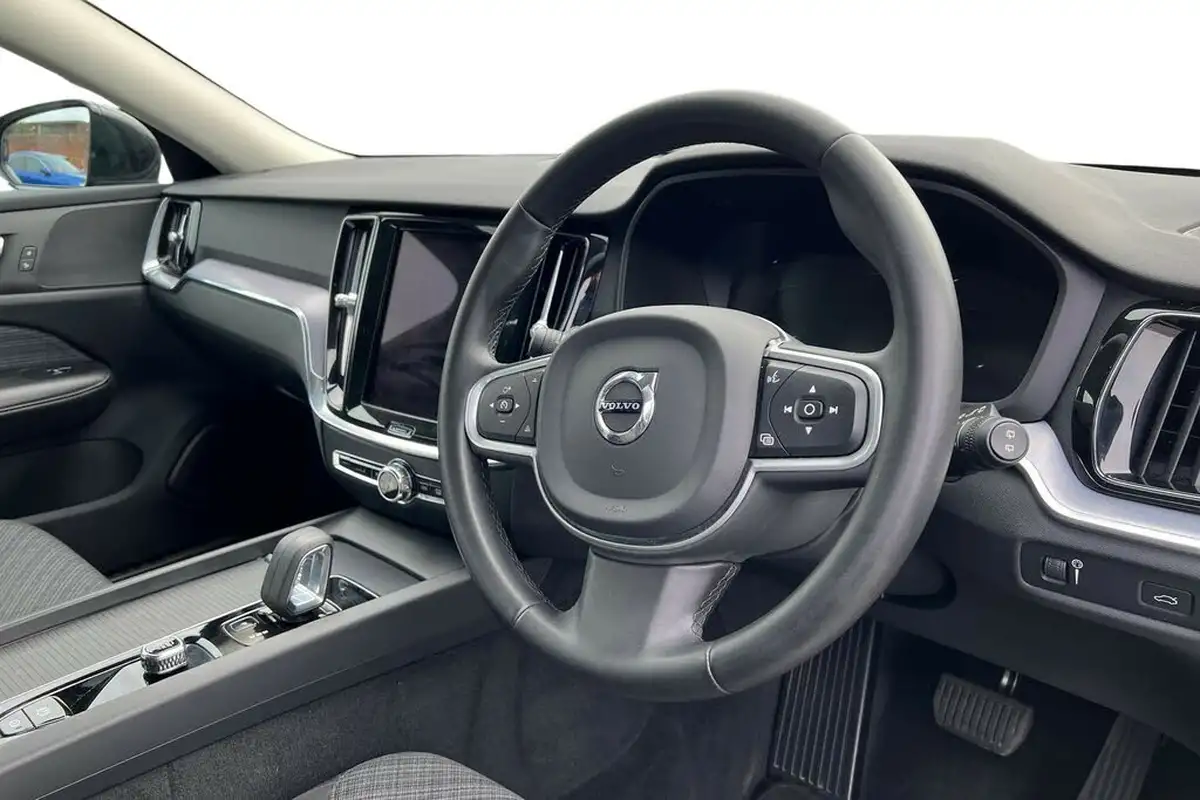 2022-volvo-v60-20-b3-momentum-161bhp-big-9