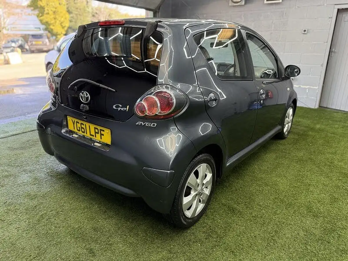 2011-toyota-aygo-10-aygo-go-vvt-i-5d-big-10