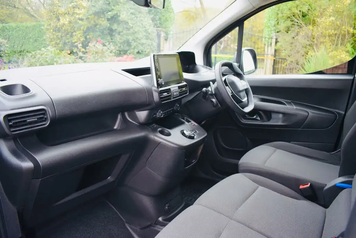 2021-peugeot-partner-15-bluehdi-1000-professional-premium-130pseu6dt-e-ss-eat8-big-3