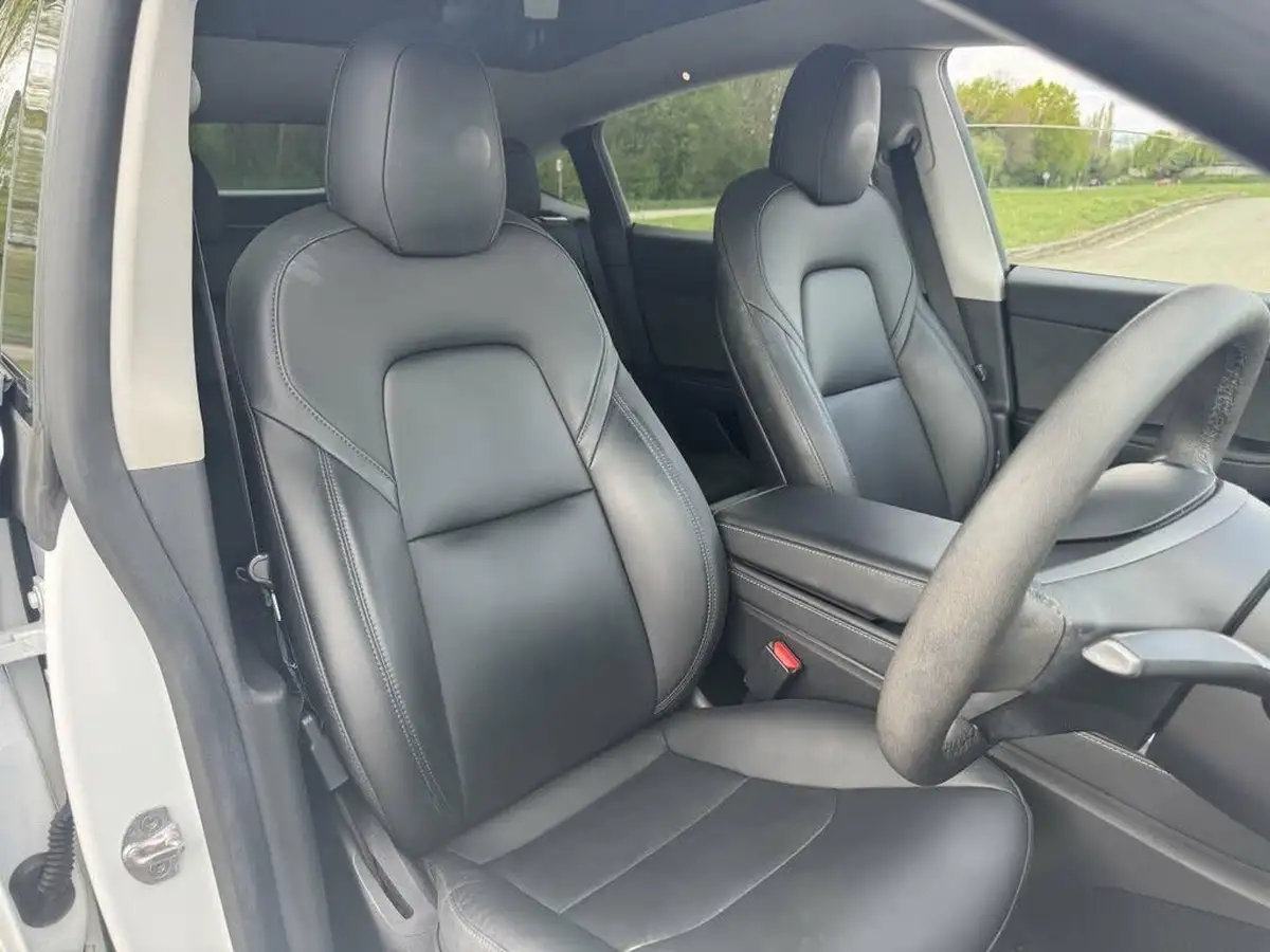 2022-tesla-model-y-e-long-range-big-11