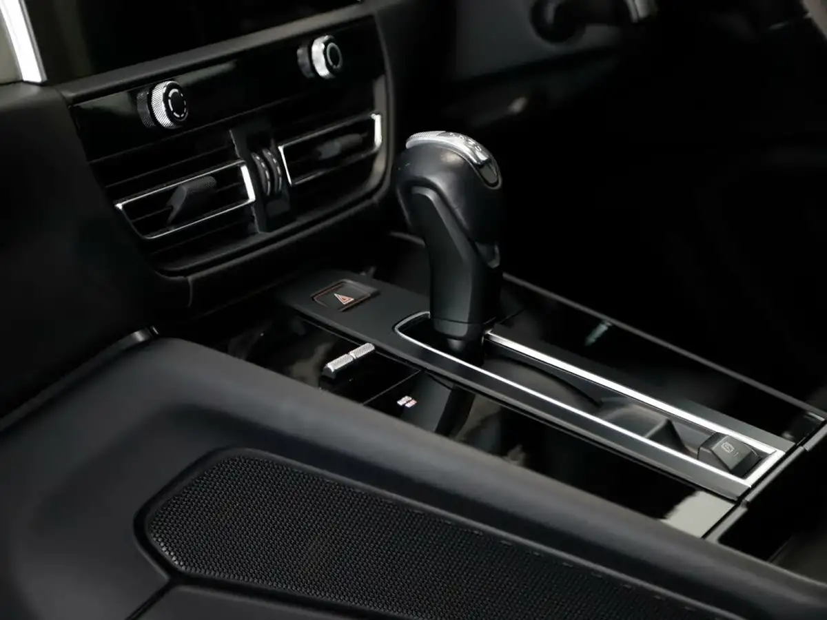 2023-porsche-macan-20-big-25