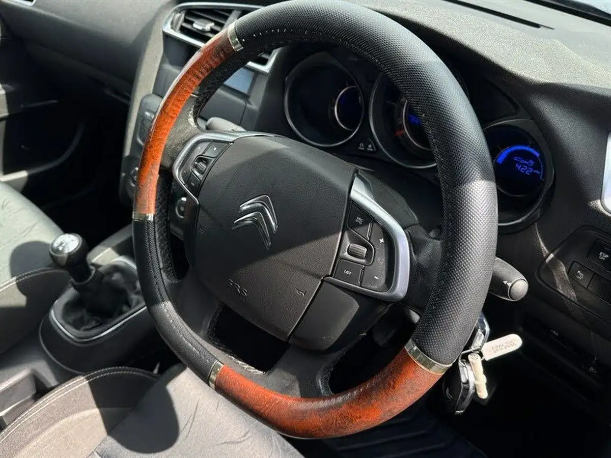 2013-citroen-c4-16td-vtr-big-12