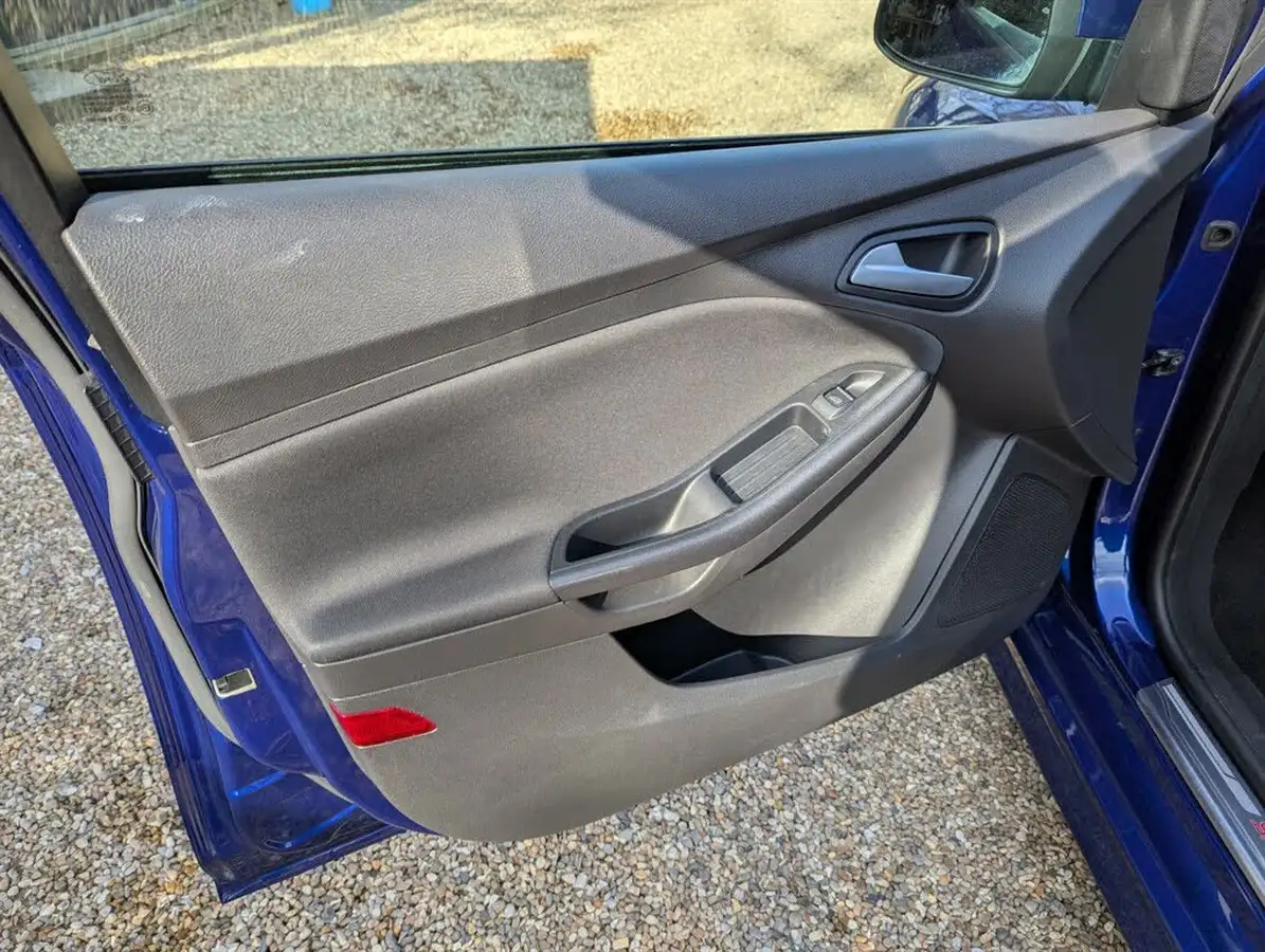 2018-ford-focus-10t-st-line-x-140ps-hatchback-big-37