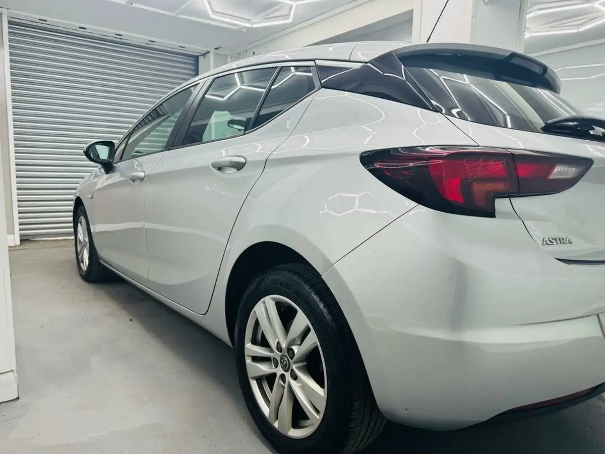 2017-vauxhall-astra-16cdti-design-110ps-hatchback-big-6