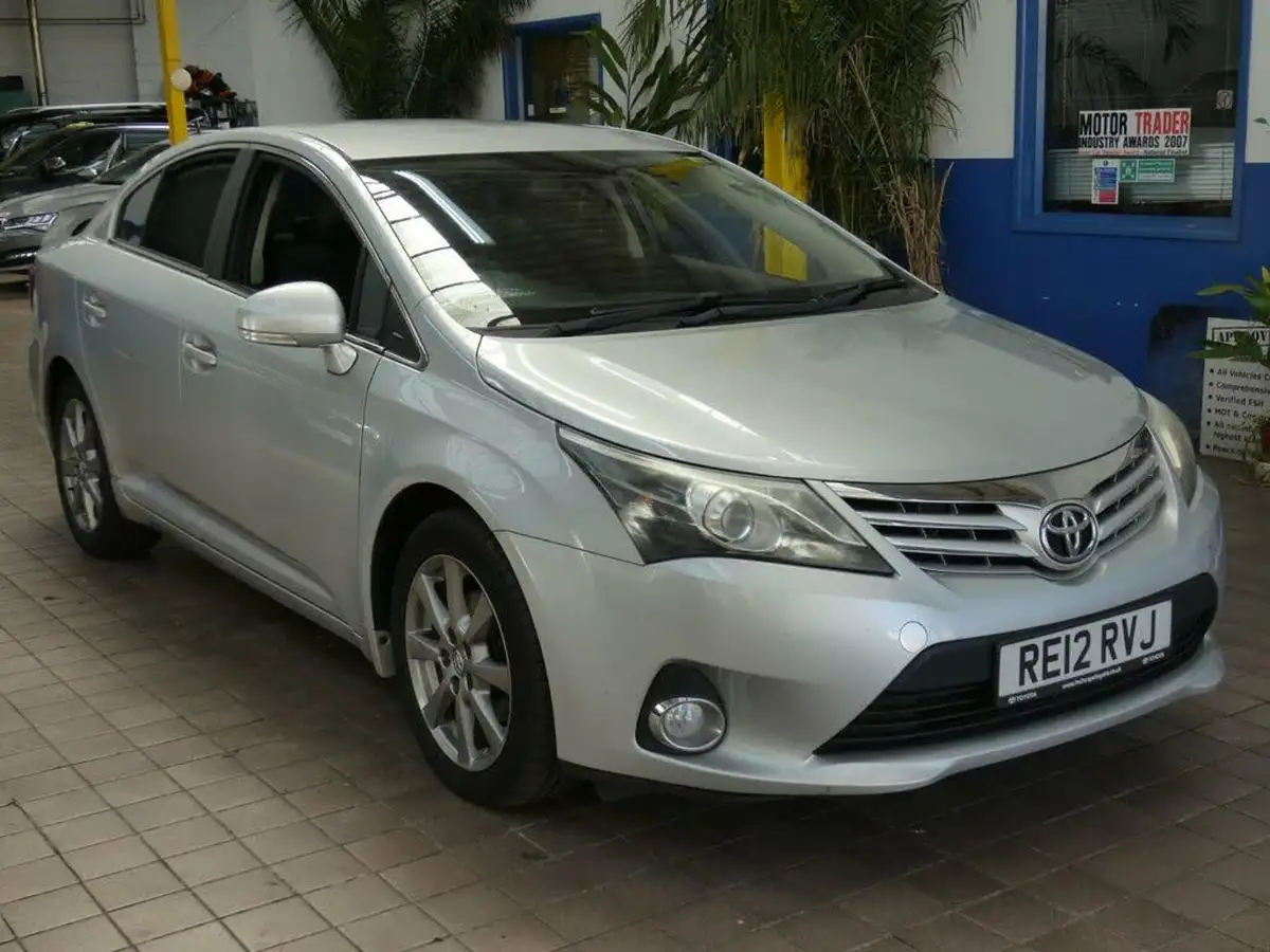 2012-toyota-avensis-20td-t4-saloon-4d-big-9