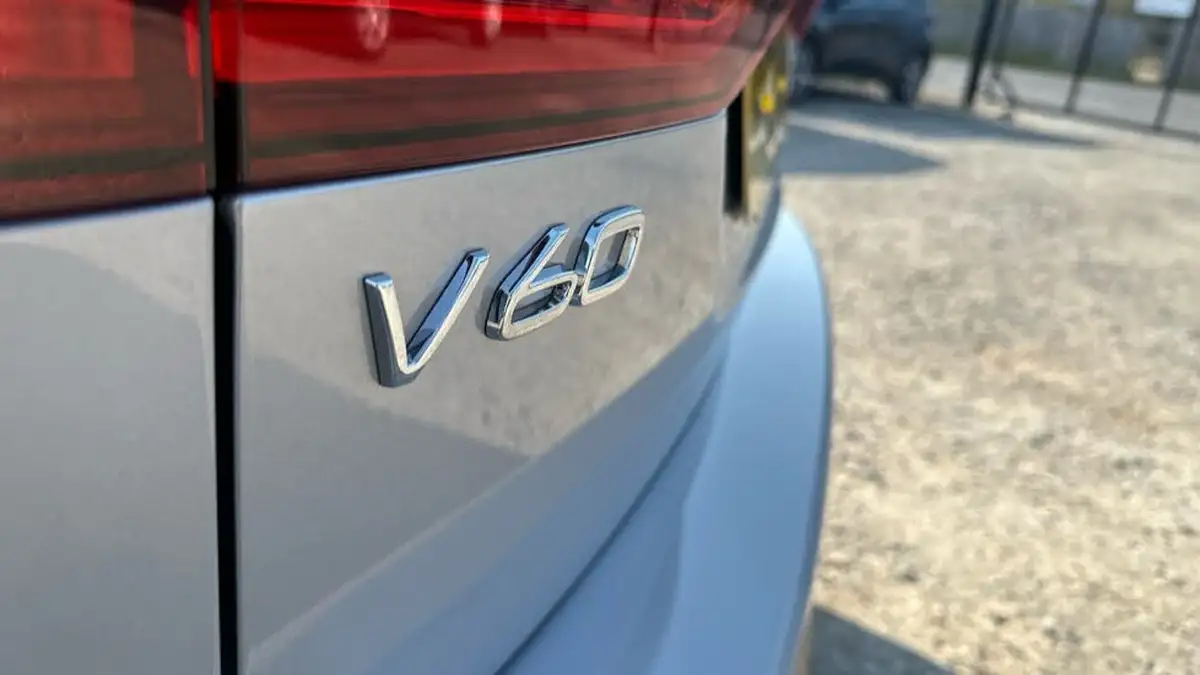 2025-volvo-v60-20-b4-plus-station-wagon-big-31