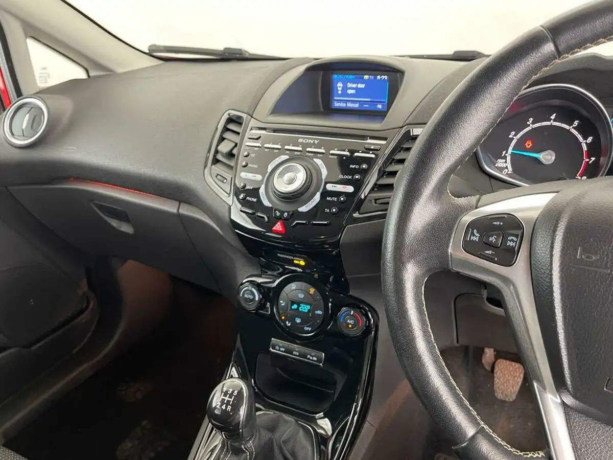 2015-ford-fiesta-10t-titanium-125ps-ecoboost-ss-5d-big-11