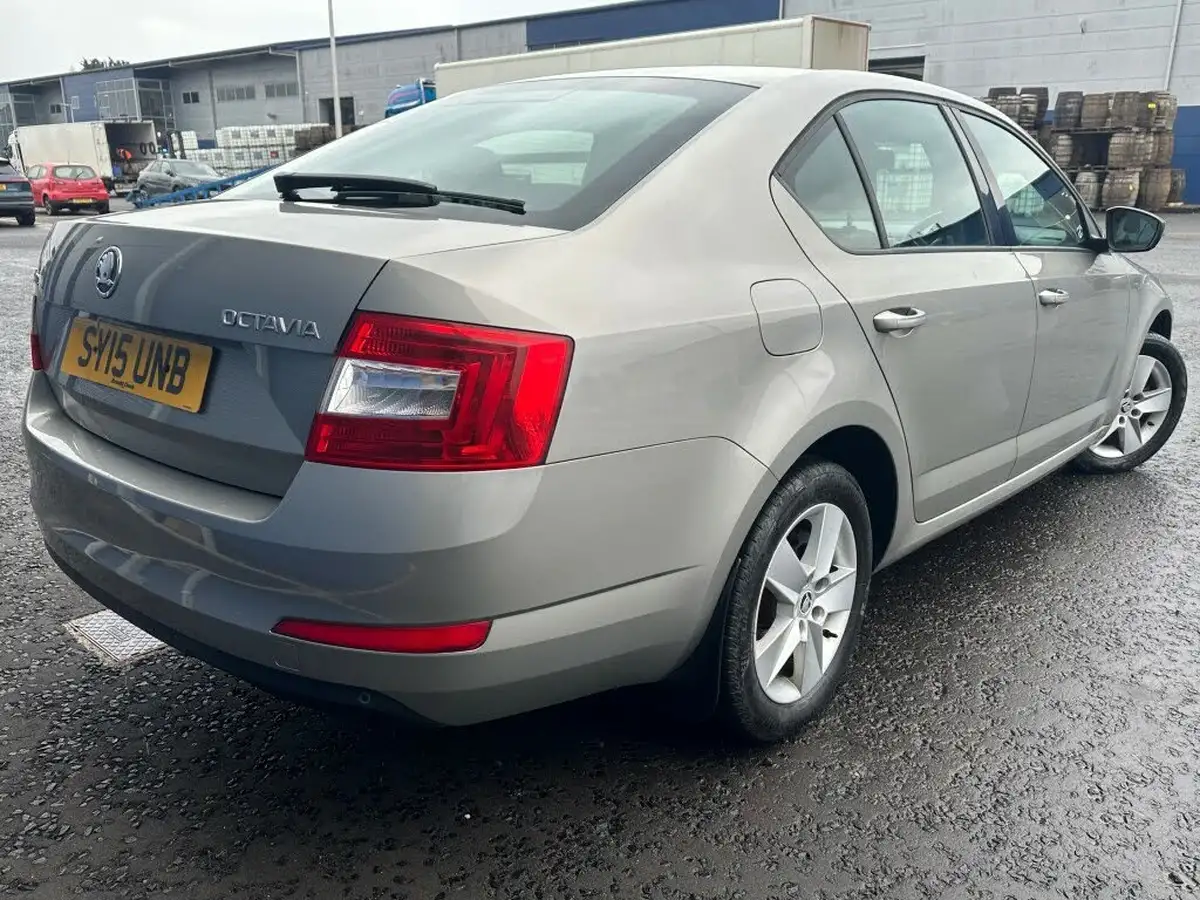 2015-skoda-octavia-16tdi-se-105ps-hatchback-big-2
