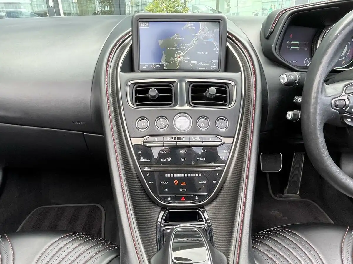 2019-aston-martin-db11-40-v8-big-30