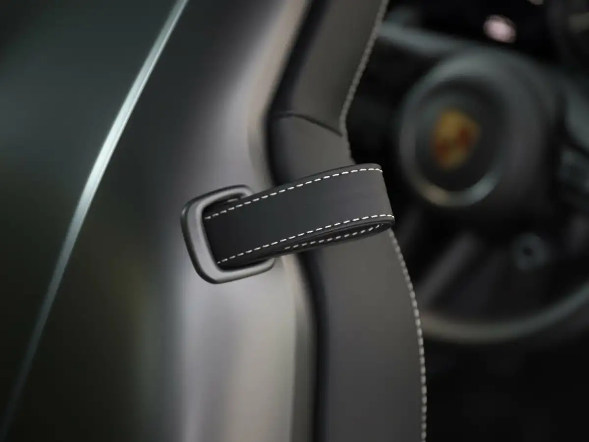 2024-porsche-911-30-carrera-4-coupe-big-32