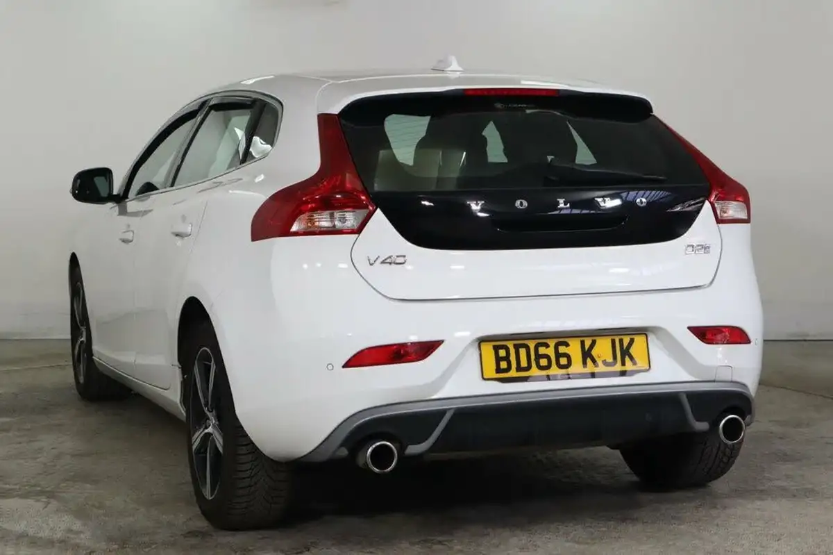 2016-volvo-v40-20td-d2-r-design-big-3
