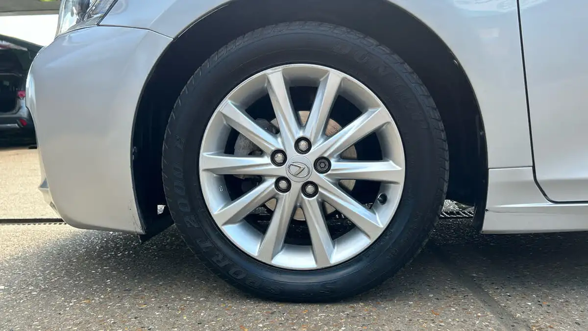 2012-lexus-ct-200h-18-se-l-premier-big-16
