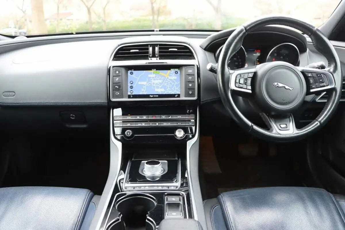 2015-jaguar-xe-20td-r-sport-180ps-auto-big-15