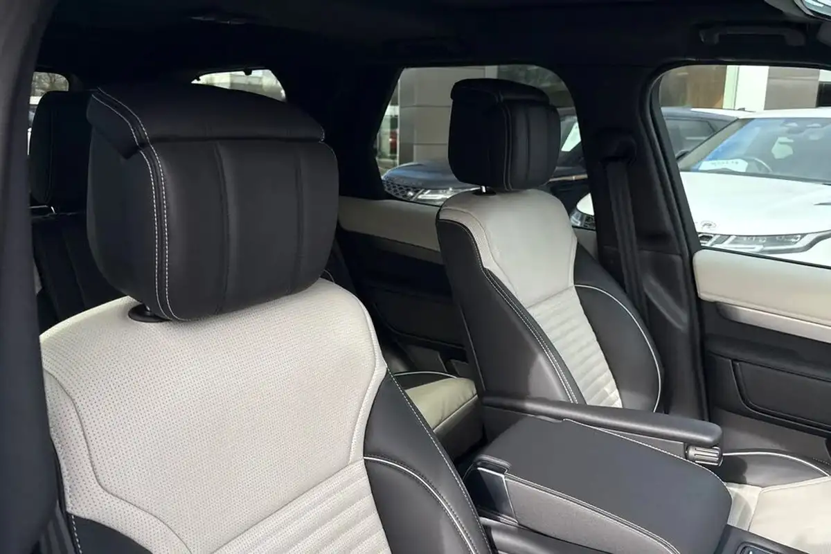 2024-land-rover-discovery-30-d300-dynamic-hse-big-31
