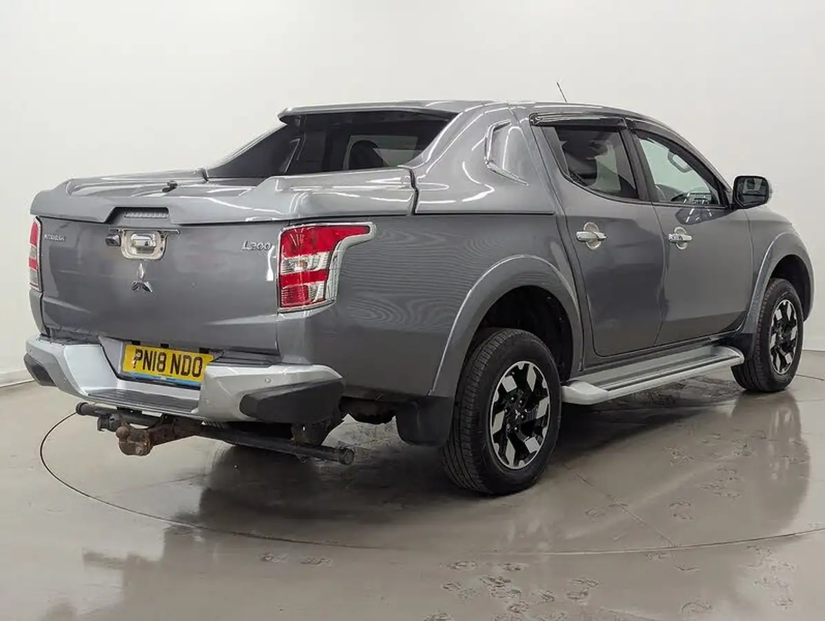 2018-mitsubishi-l200-24di-d-barbarian-sda-auto-big-9