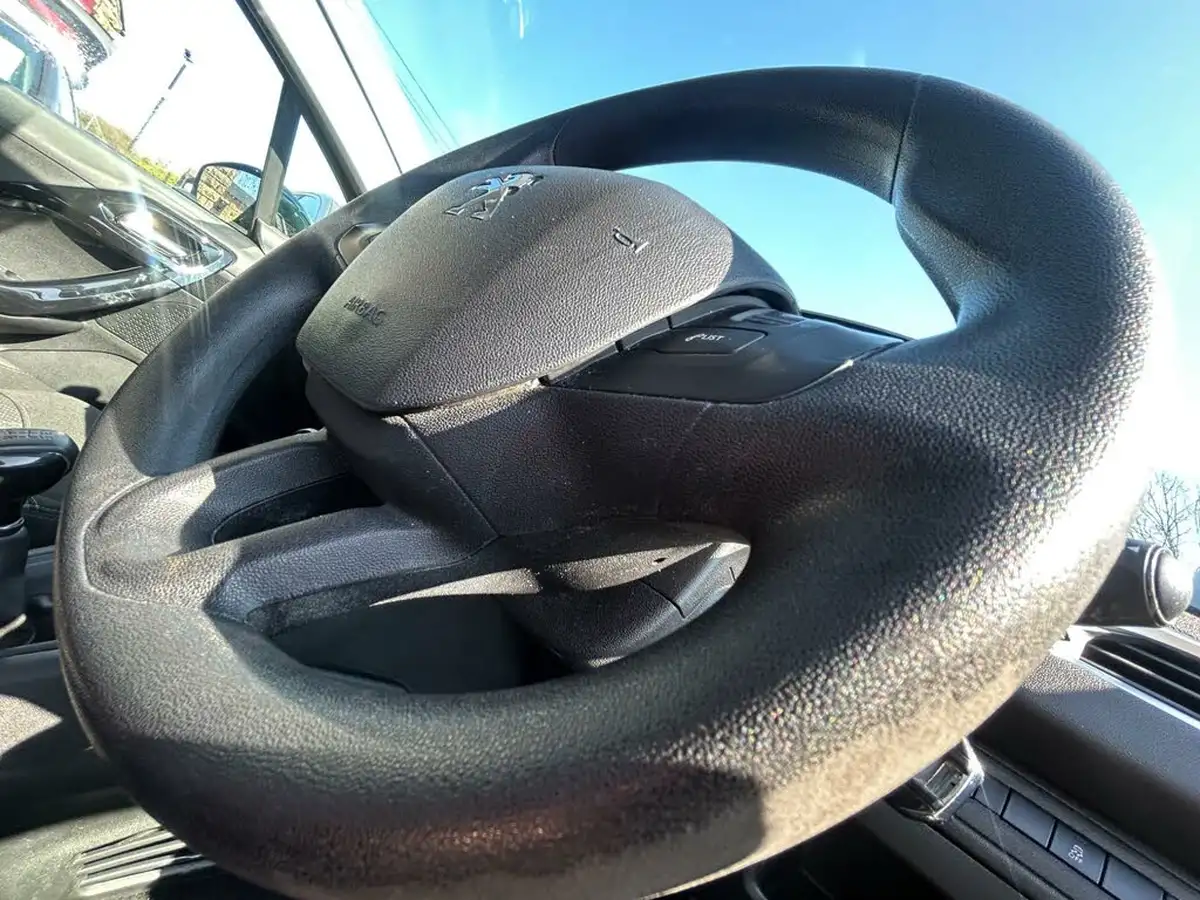 2015-peugeot-208-12-puretech-active-5d-big-15