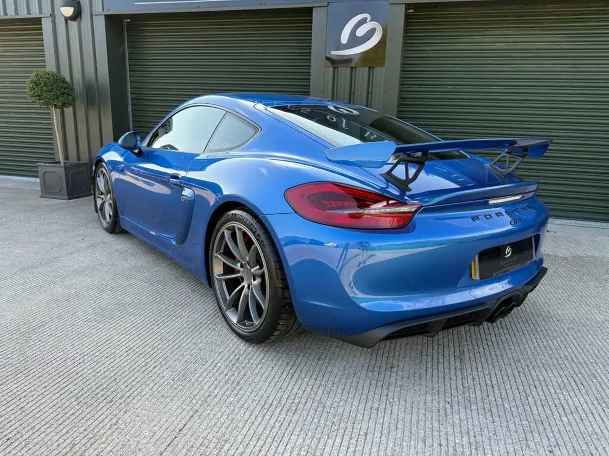 2016-porsche-cayman-38-gt4-big-25
