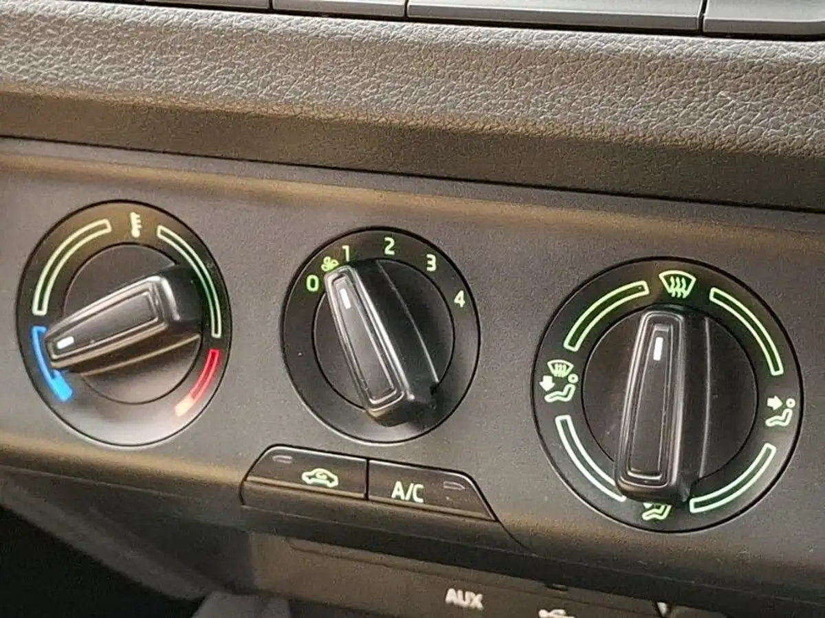 2015-skoda-fabia-10-mpi-s-hatchback-big-15