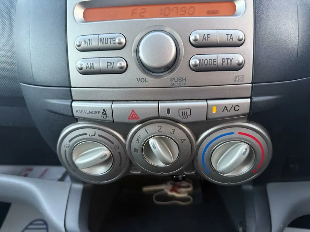 2007-daihatsu-sirion-13-se-auto-big-14