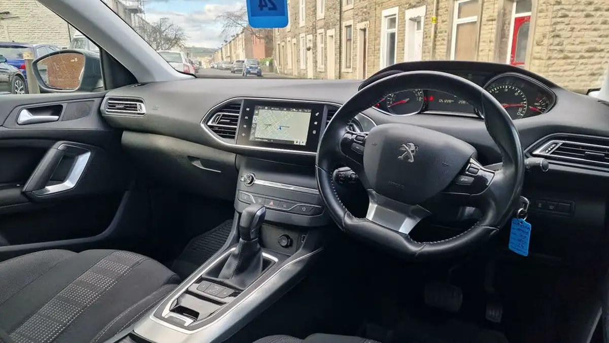 2016-peugeot-308-20-bluehdi-allure-20-bluehdi-eat6-big-9