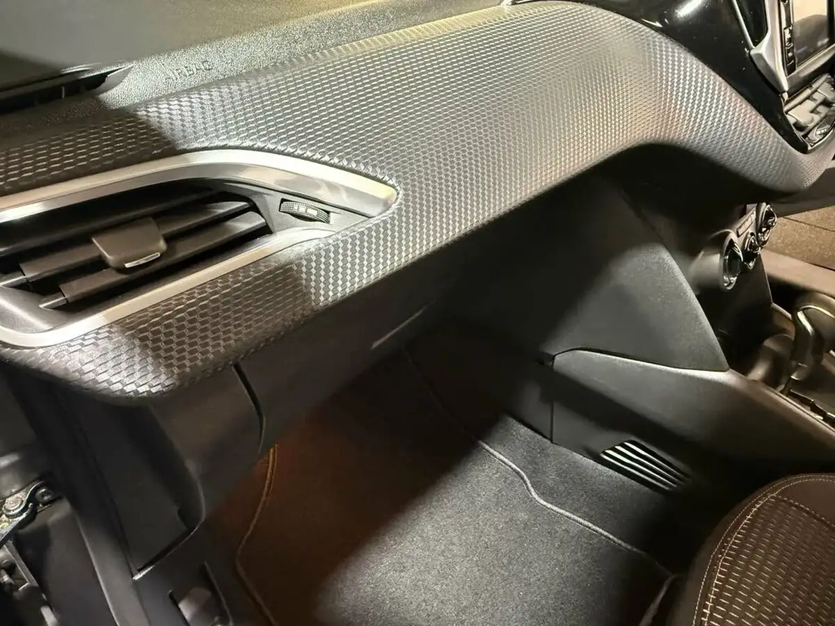 2017-peugeot-208-12-puretech-allure-110bhp-ss-5d-eat6-big-47