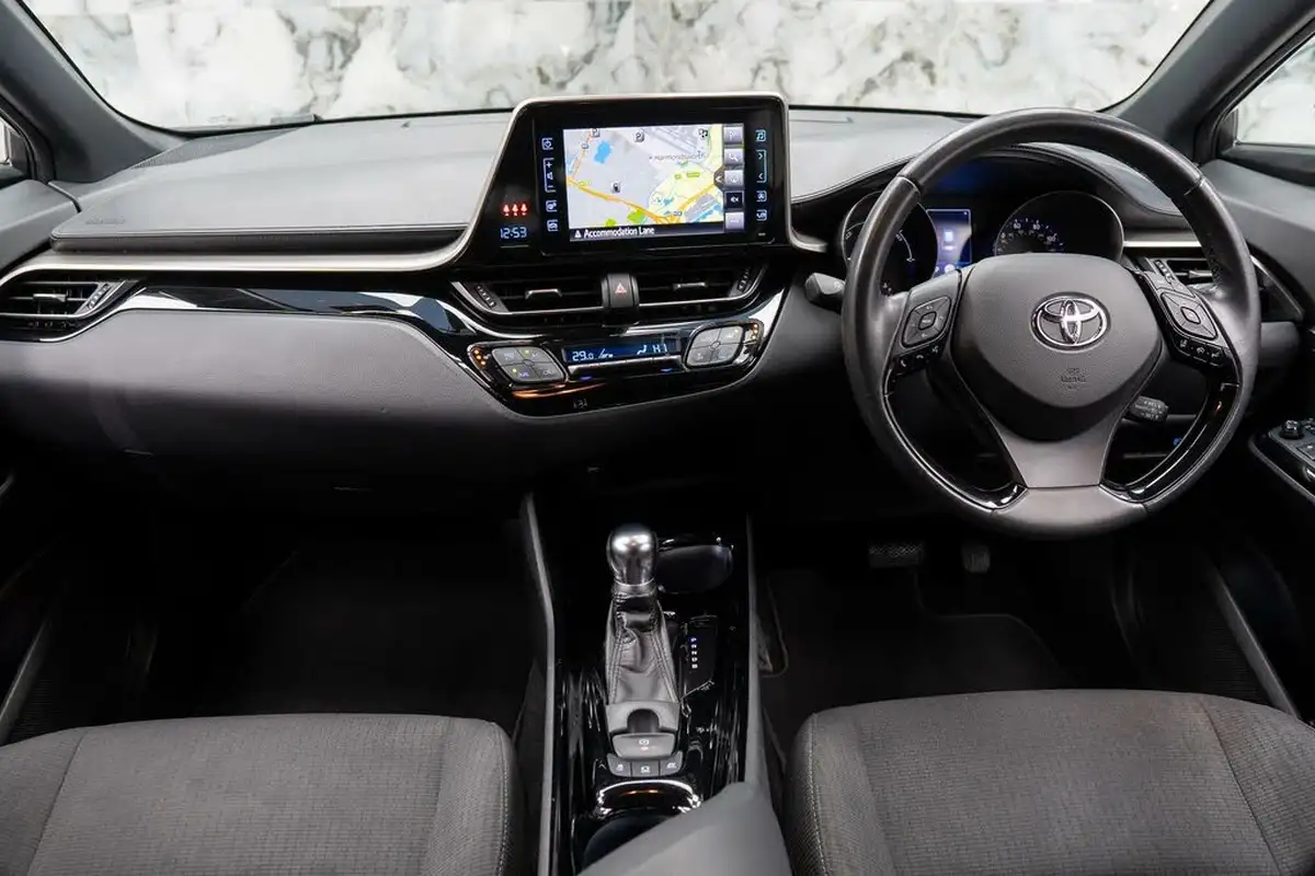 2018-toyota-c-hr-18-vvt-i-design-big-32