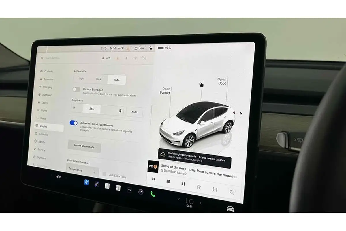 2022-tesla-model-y-e-long-range-big-35