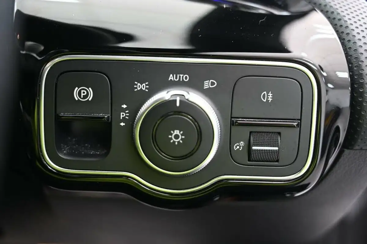 2019-mercedes-benz-a-class-20-a220-amg-line-premium-hatchback-5d-4matic-big-27