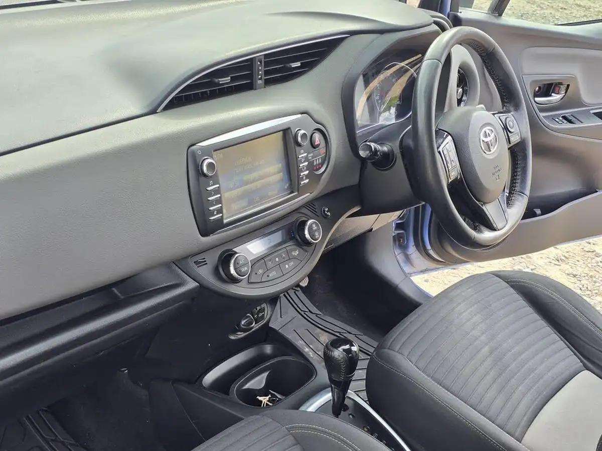 2017-toyota-yaris-15-vvt-i-icon-tech-98bhp-hybrid-1497cc-e-cvt-big-20