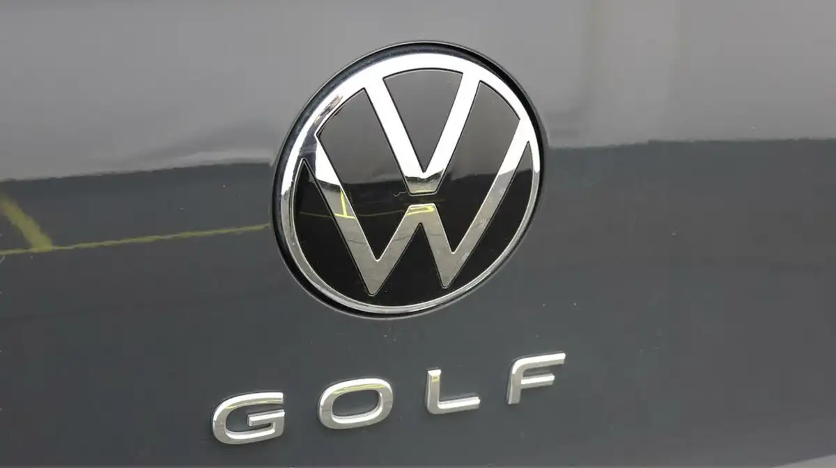 2022-volkswagen-golf-20tdi-life-hatchback-big-19