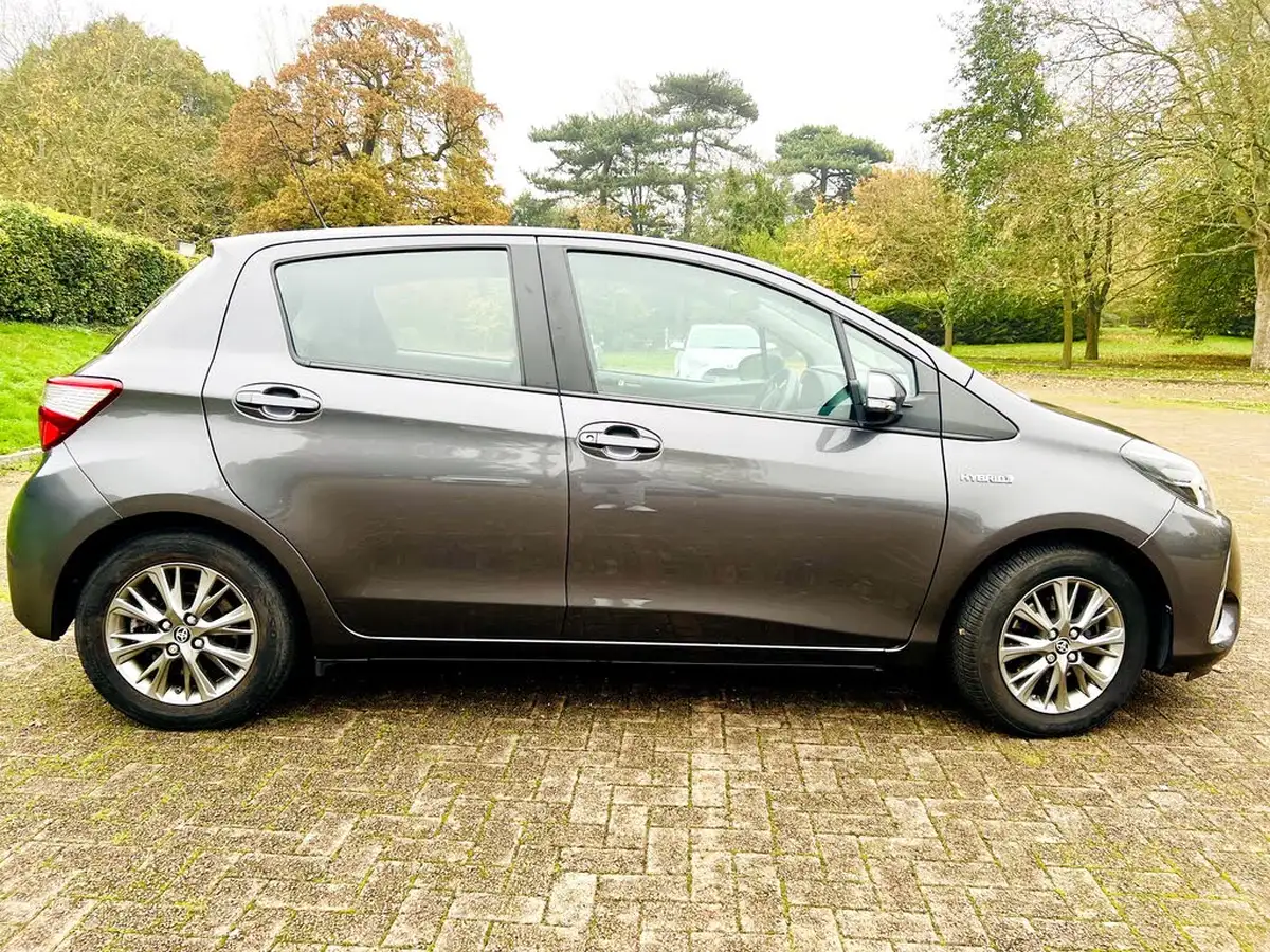 2017-toyota-yaris-15-vvt-i-icon-navi-hybrid-big-1