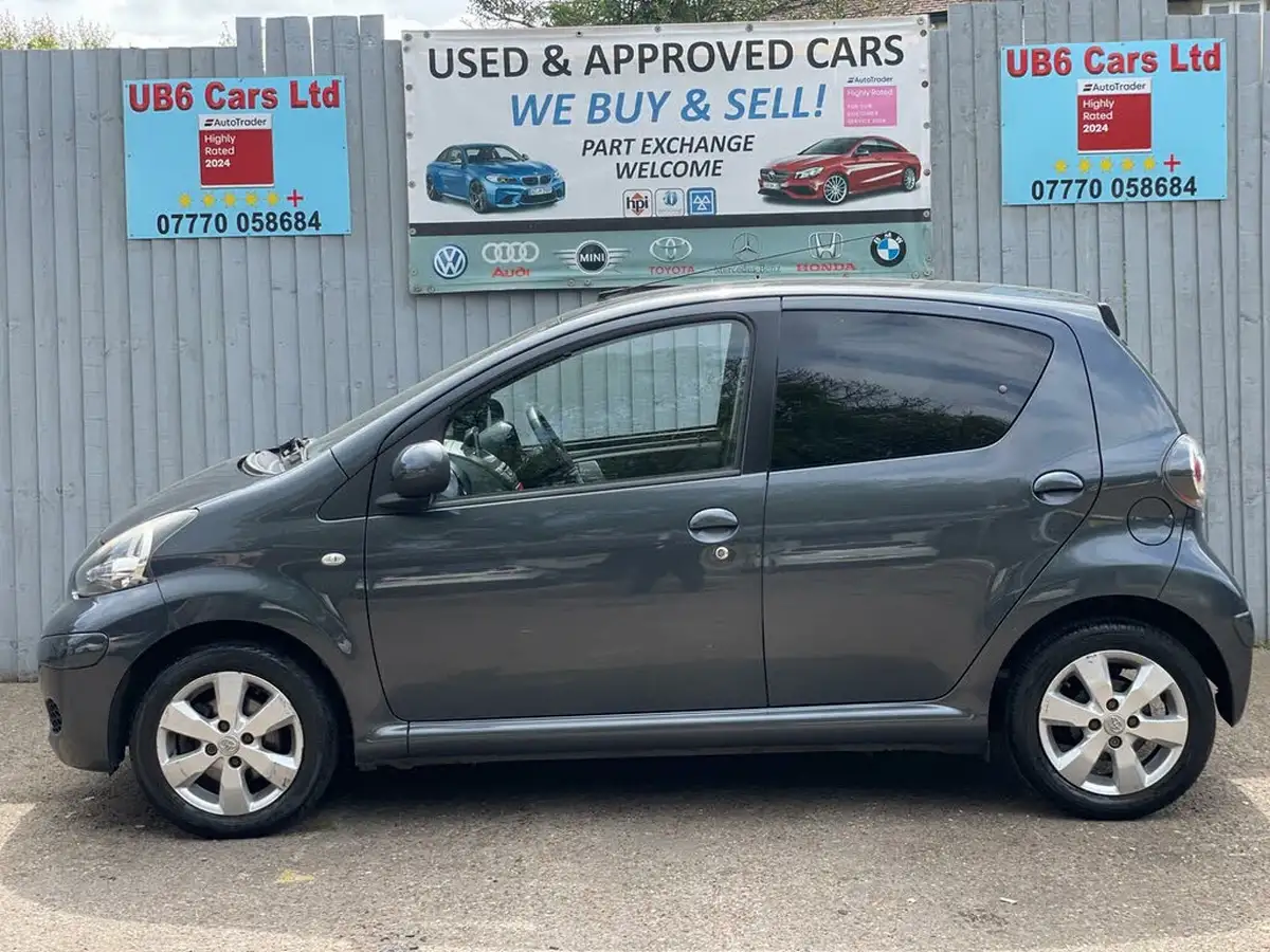 2011-toyota-aygo-10-aygo-go-vvt-i-5d-big-19
