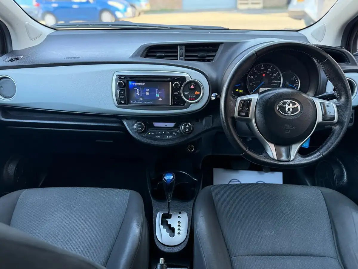 2013-toyota-yaris-15-vvt-i-t4-big-28