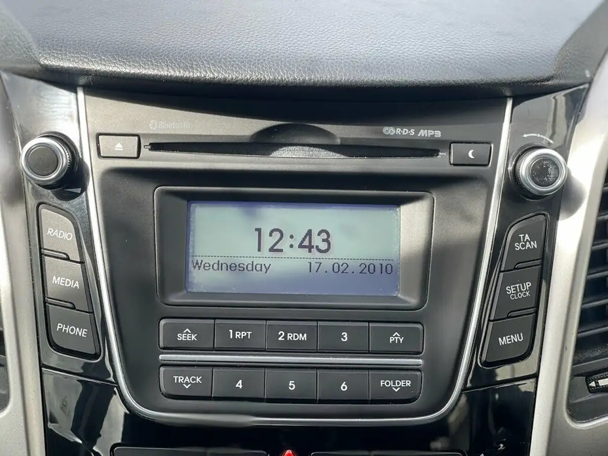 2014-hyundai-i30-16crdi-active-110ps-hatchback-5d-auto-big-14