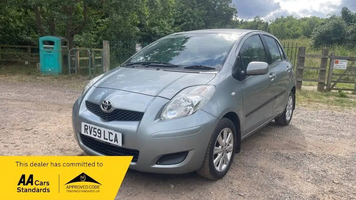 2009-toyota-yaris-133-tr-5d-mmt-big-3